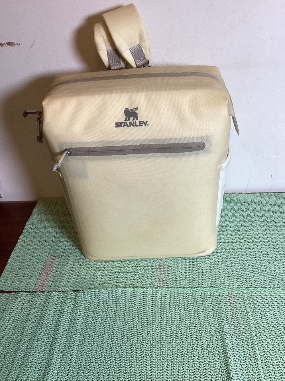 STANLEY Insulated made with recycled material Madeline 14.8qt/14L coolerbackpack